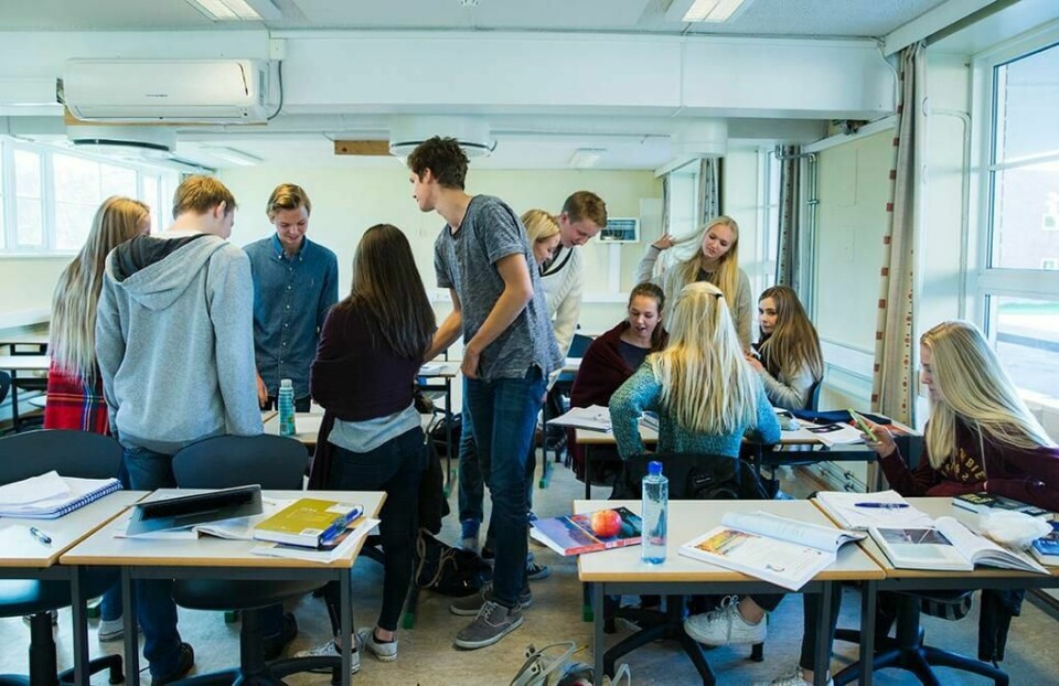 FORBUDT: Klemming og å ta på hverandre er forbudt på en skole i Sandnes. (Illustrasjonsfoto).