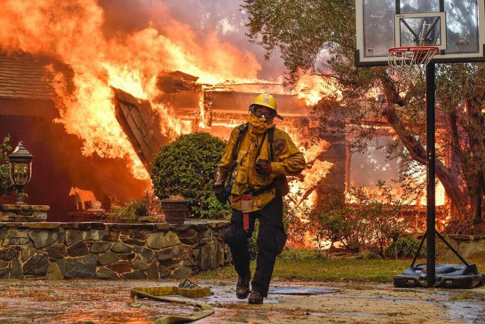 FLAMMER: En brannmann kjemper mot flammene i Anaheim Hills i California. FLAMMER: En brannmann kjemper mot flammene i Anaheim Hills i California.