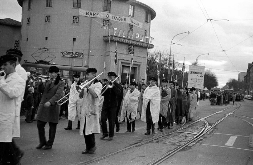1961: Før gikk det en parade under UKA. Tradisjonen forsvant på 1990-tallet. I 1961 var toget så langt at det nesten ikke rørte på seg. Starten av toget var framme på torget før slutten av torget forlot startpunktet. Bildet viser paraden UKEtoget i 1961.