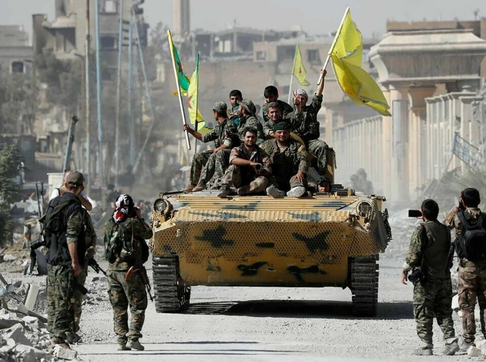FEIRET: Soldater fra SDF feiret etter kampene i Raqqa i Syria. IS ble jaget ut av byen.