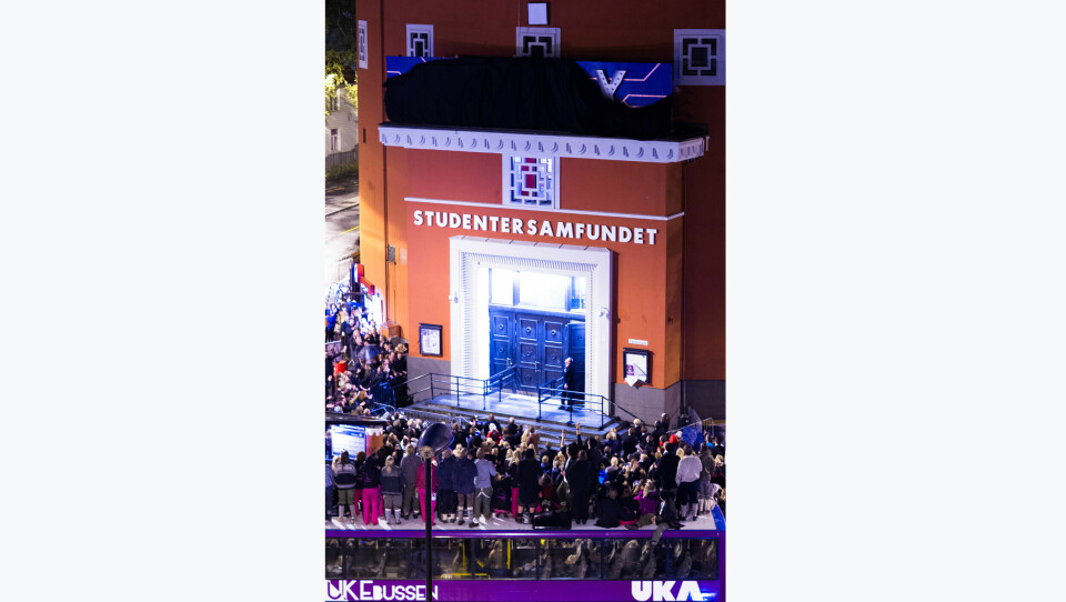 2015: UKA har nytt navn hvert år. Det er samme navn som revyen har. Navnet er hemmelig fram til UKA starter. Her venter studentene på å se at navnet avsløres. Bildet viser studenter samlet foran Studentersamfundet. UKEnavnet skal avsløres.