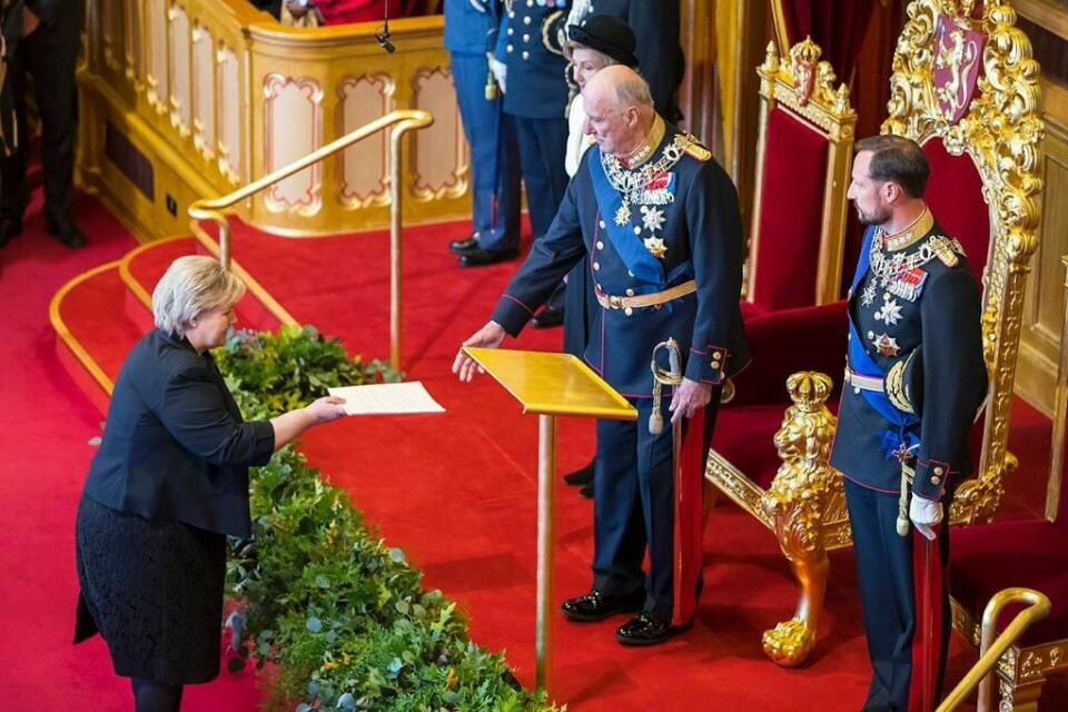 TALE: Statsminister Erna Solberg gir trontalen fra regjeringen til kong Harald.