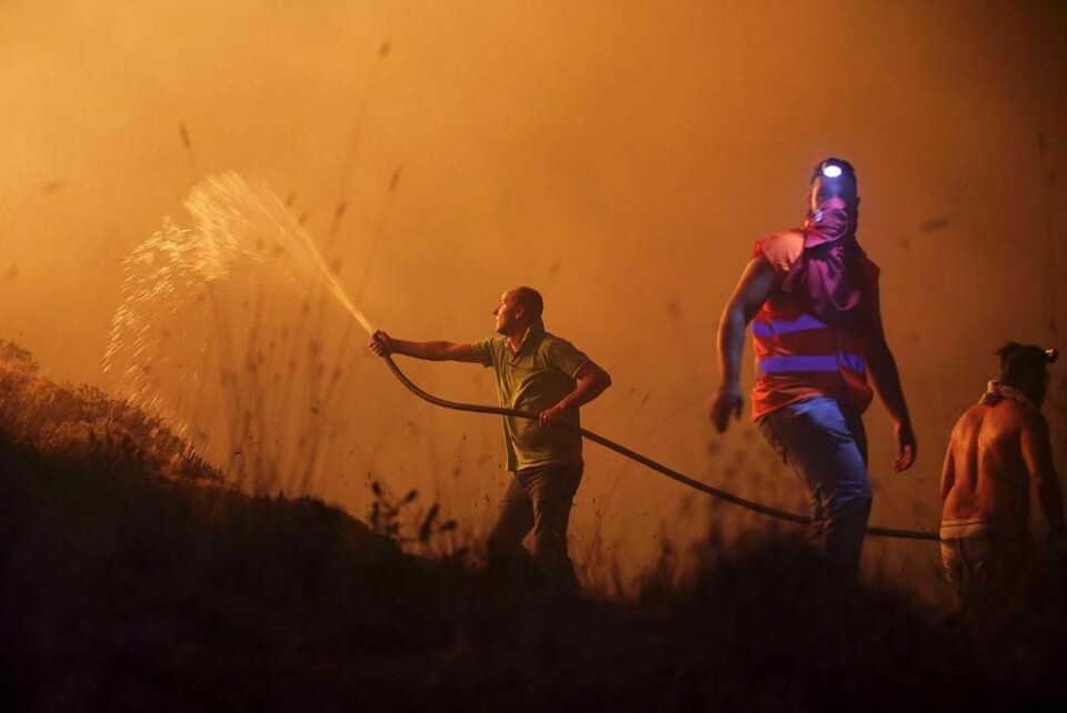 KJEMPER: Folk og brannvesenet kjemper for å slukke brannene i Portugal.