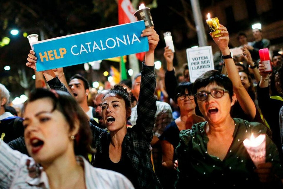 HJELP: Mange i Catalonia vil bli fri fra Spania. Her demonstrerer folk mot at to ledere er arrestert av politiet.