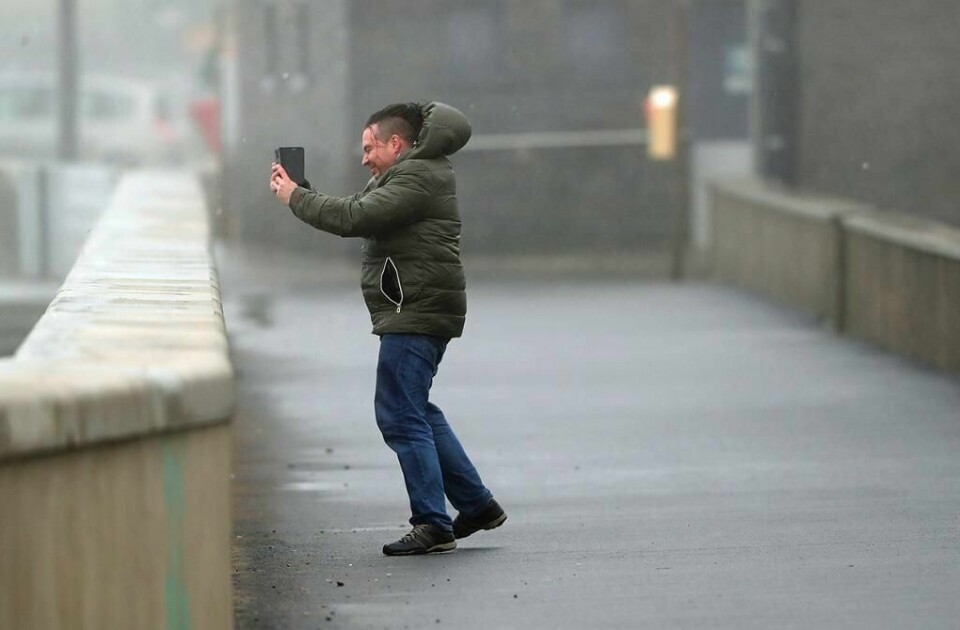 BILDE: En mann ville ta et bilde av seg selv i uværet. Stormen Ophelia herjet i Irland mandag.