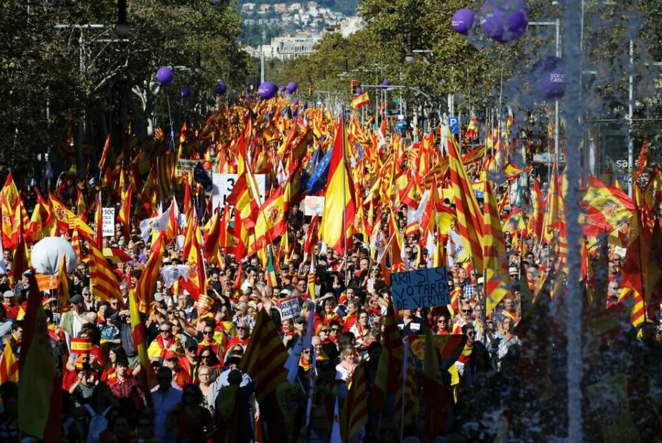 FLAGG: Demonstranter dro til gatene i helga. De hadde med seg både katalanske og spanske flagg. De vil at Spania står samlet. Demonstrasjonene var i Barcelona og i Madrid.