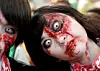 Bildet viser jenter som er hardt sminket for halloween i Japan.