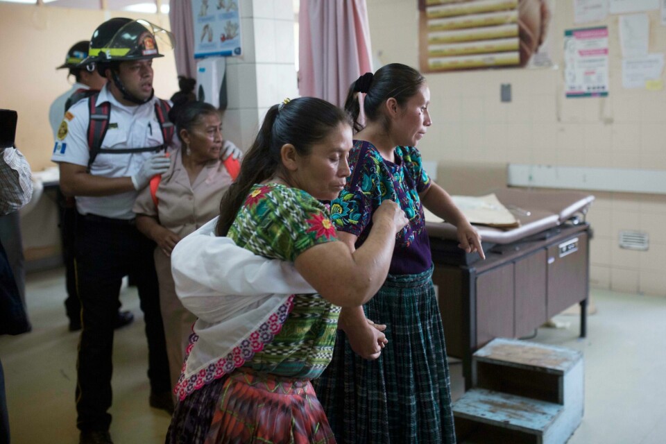 RØMMER: Kvinner måtte reddes ut fra et sykehus i Guatemala i august. Menn stormet inn på sykehuset med våpen. De skulle befri et medlem av en gjeng. Fem personer ble drept.