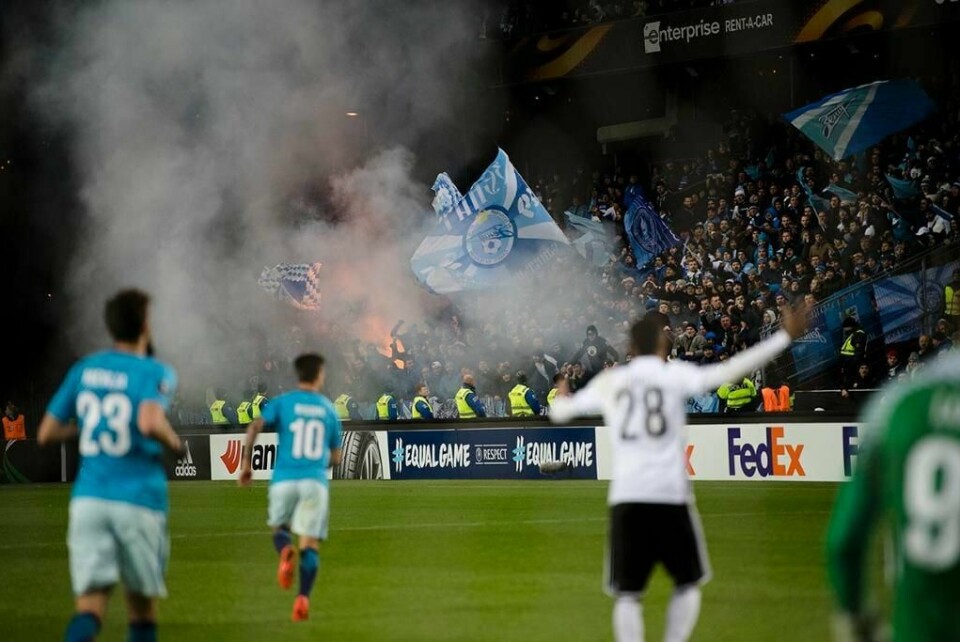BRÅK: De russiske supporterne fyrte opp bluss under kampen mot Rosenborg torsdag kveld. De skal også ha ødelagt seter, skadet en vakt og oppført seg rasistisk.