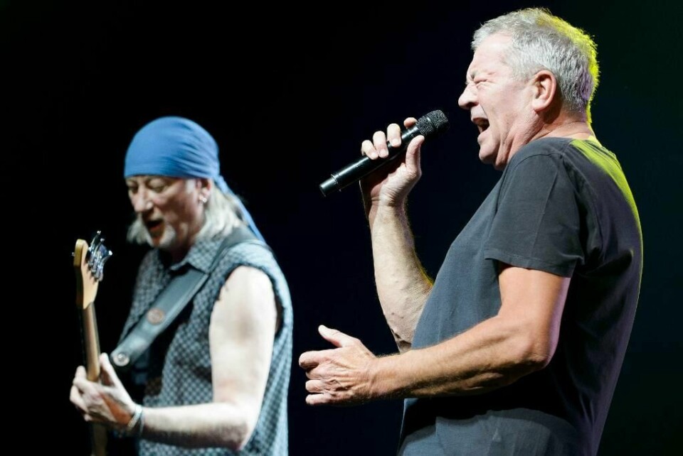 I NORGE: Gruppa Deep Purple er i Norge. Her er Ian Gillan og Roger Glover i aksjon på scenen.