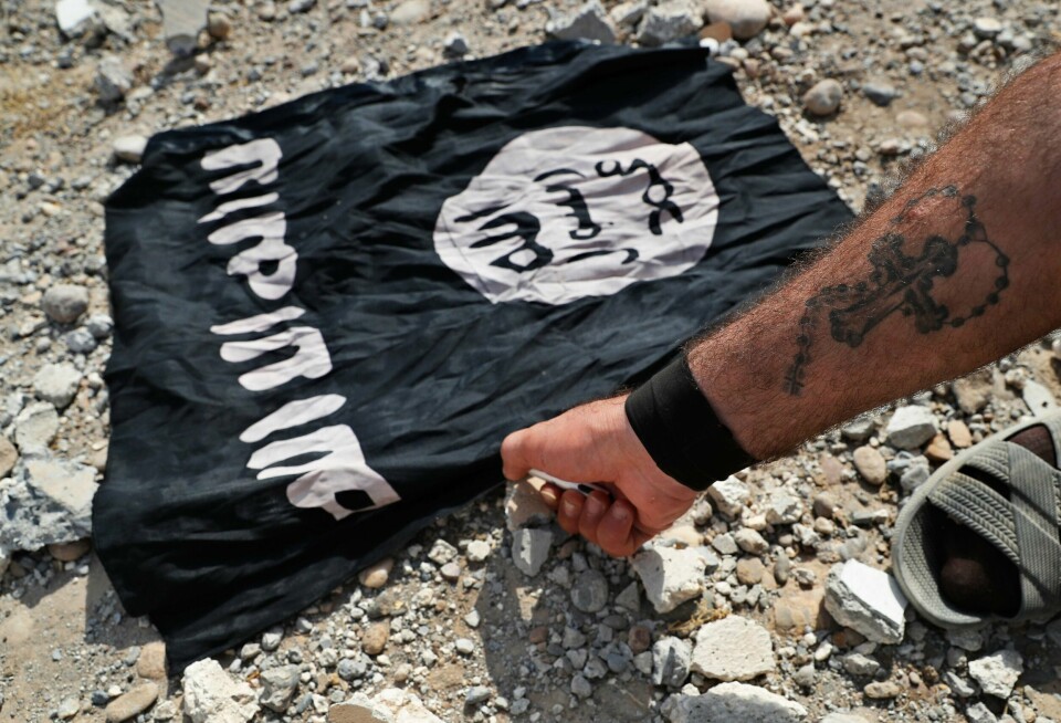 SYRIA: Her brennes et IS-flagg i byen Raqqa i Syria. Nordmannen som er dømt, var i Raqqa.