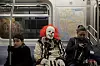 Bildet viser en skummel klovn på metroen i New York i USA.