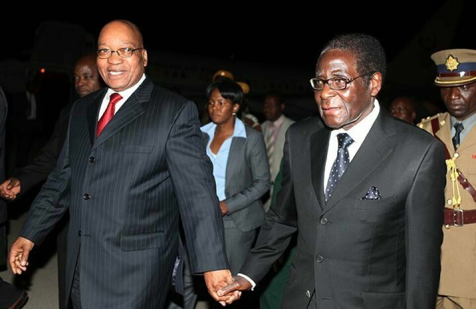 HUSARREST: Zimbabwes president Robert Mugabe (til høyre) er satt i husarrest av militæret. Her er han sammen med Sør-Afrikas president Jacob Zuma (til venstre) i 2009.