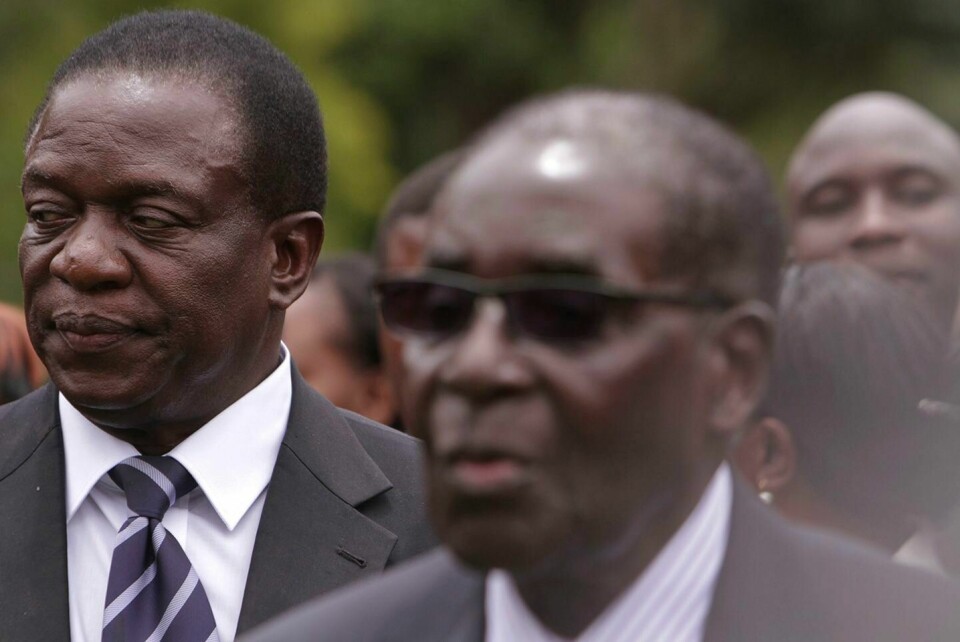 KAMP: Emmerson Mnangagwa (til venstre) kan bli ny president i Zimbabwe. Men Robert Mugabe (til høyre) nekter å gi fra seg makta.