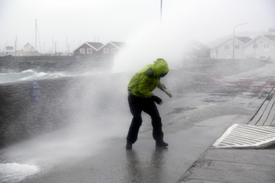 EKSTREMT: Det blir ekstremvær i Nordland og Troms. Ylva, heter stormen. Bildet er fra Bodø i 2015. Da herjet ekstremværet Ole. Bildet viser en person som blir skylt ned av vann som blåser fra havet.