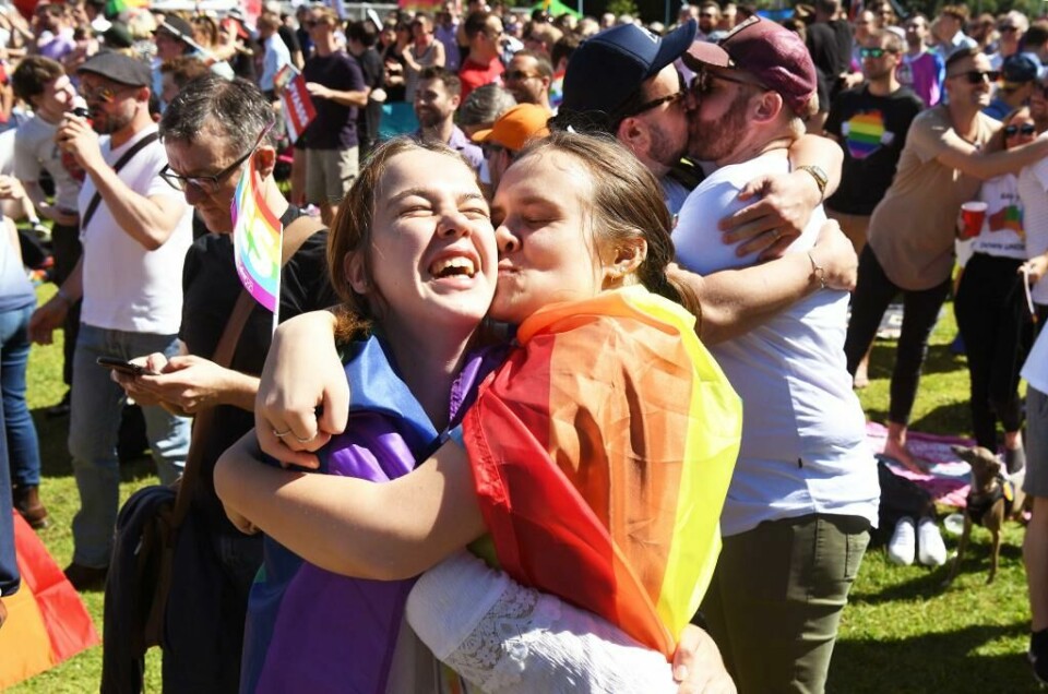 GLADE: Mange var samlet i parken i Sydney i Australia. Da resultatet ble klart, jublet de. Australia sier ja til homofilt ekteskap. Bildet viser folk som jubler og to jenter som omfavner hverandre.
