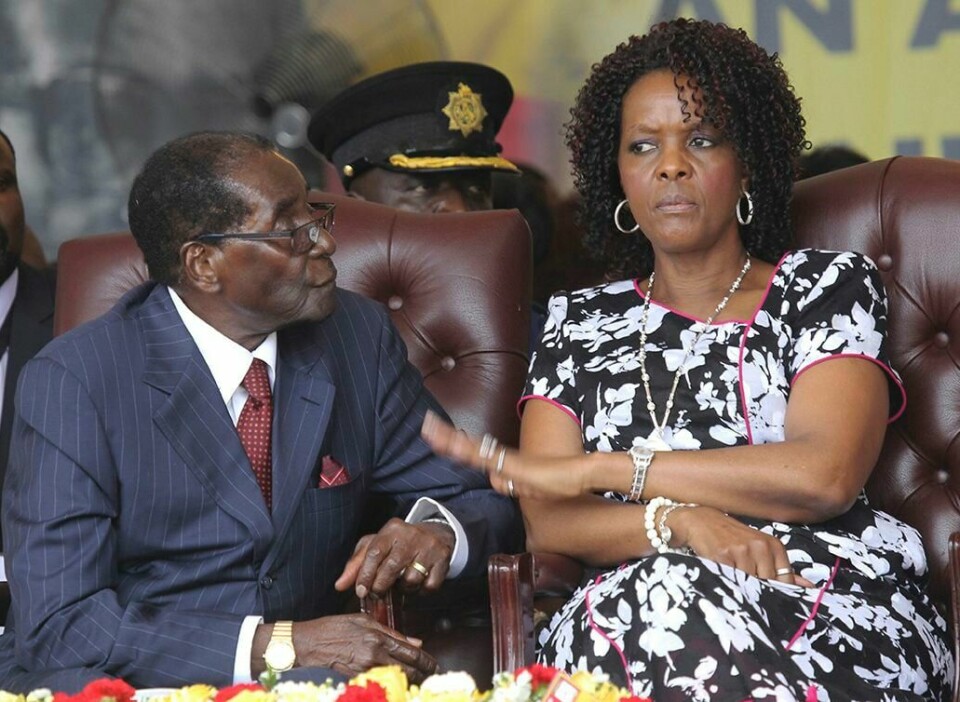 SLUTT?: Bildet viser Robert Mugabe (til venstre) sammen med sin kone, Grace. Nå melder flere medier i Zimbabwe at han er klar til å slutte som president i landet.