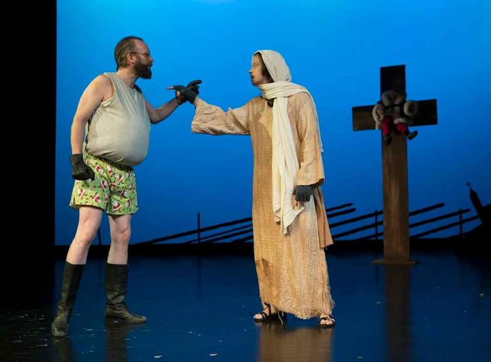 FIENDE: Joachim Rafaelsen (til høyre) spiller Jesus. Jon Bleiklie Devik (til venstre) er Nissen.