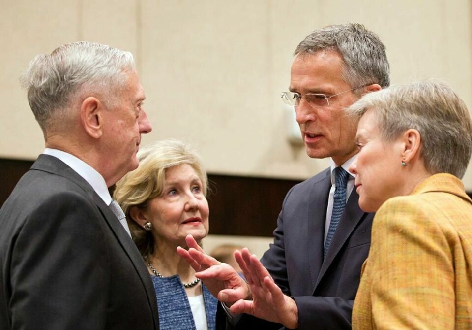 MØTE: Nato-sjef Jens Stoltenberg (til høyre) snakker med Jim Mattis. Han er forsvarsminister i USA.