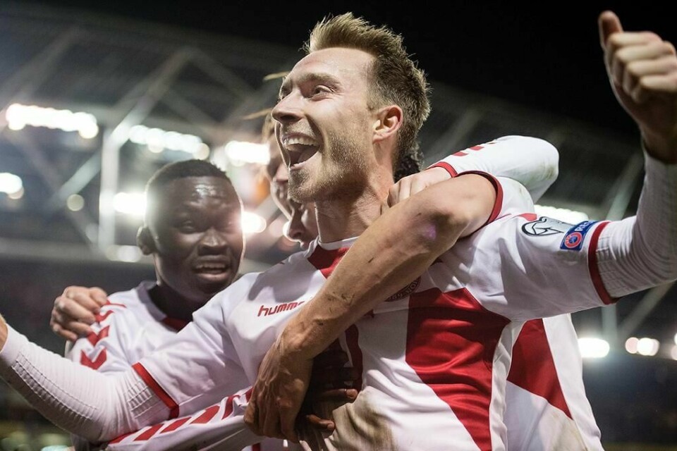 JUBLER: Christian Eriksen jubler sammen med lagkamerater. Danmark sikret seg plass i fotball-VM. De vant 5–1 over Irland tirsdag kveld.
