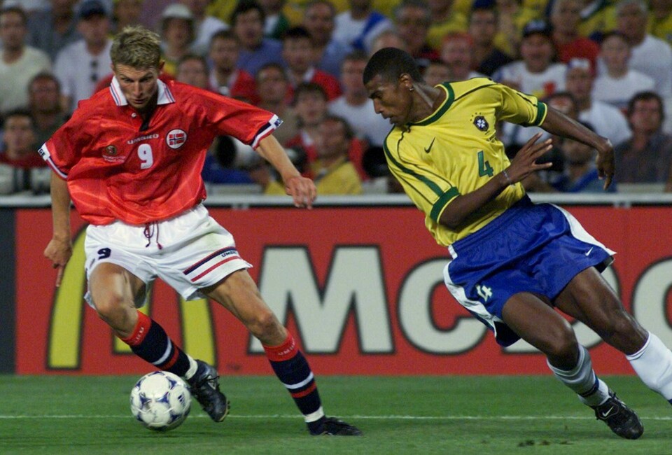 VANT: Tore André Flo (til venstre) scoret ett av målene i kampen mot Brasil i 1998. Til sommeren møtes de to lagene på nytt, 20 år etter.