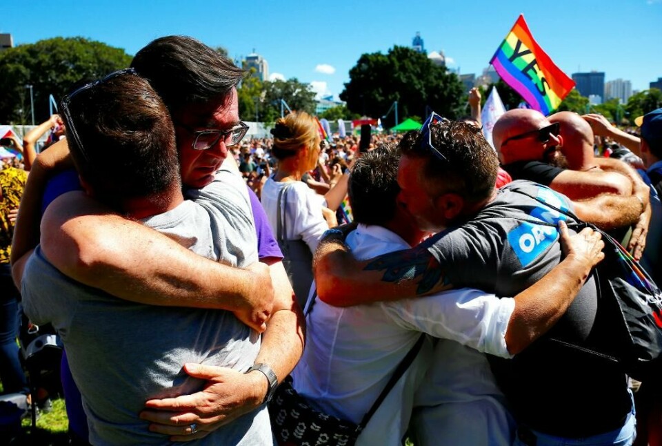 GLADE: Mange var samlet i parken i Sydney i Australia. Da resultatet ble klart, jublet de. Australia sier ja til homofilt ekteskap. Bildet viser folk som omfavner hverandre.