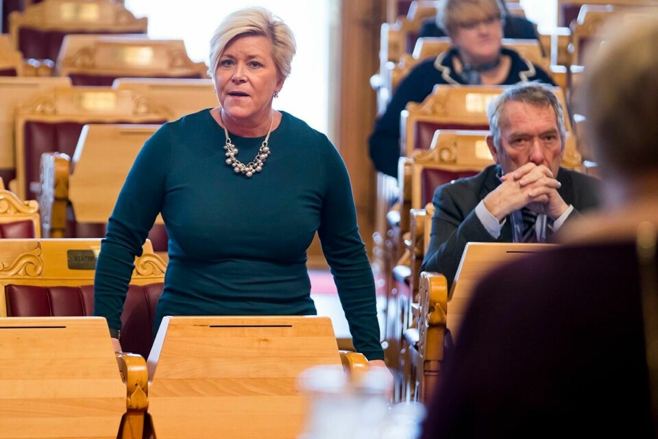 SKATT: Innvandrere betaler halvparten så mye i skatt som folk født i Norge. Det er finansminister Siv Jensens svar på et spørsmål fra Senterpartiet.
