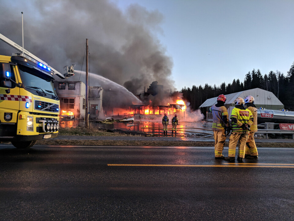 BRANN: Bildet viser brannen ved smelteverket Metallco Aluminium på Vestre Toten. To personer er savnet og to er alvorlig skadd etter brannen. Bildet viser brannen ved smelteverket Metallco Aluminium på Vestre Toten. To personer er savnet og to er alvorlig skadd etter brannen.
