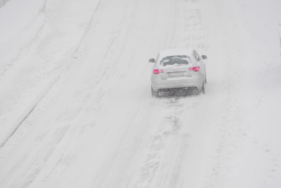 SNØ: Det har snødd tett i hele natt på Østlandet og Vestlandet. Folk må kjøre forsiktig, sier Vegvesenet. Bildet viser en bil i snøvær.