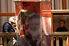 Bildet viser folk som sørger over Slobodan Praljak.