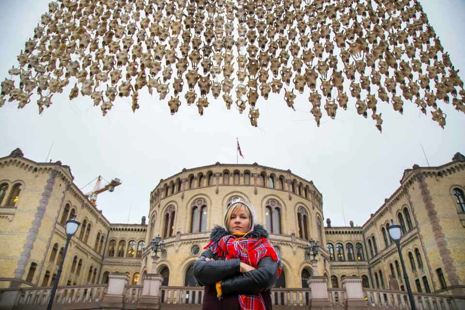 PROTEST: Kunstneren Maret Anne Sara har laget dette verket i protest. Staten vil tvinge samer i Finnmark til mindre drift med rein.