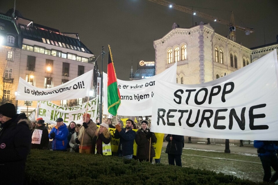 UENIGE: Mange nordmenn var uenige med regjeringen. De ville at unge, afghanske asylsøkere skulle få bli. Bildet er fra en protest for oktoberbarna.