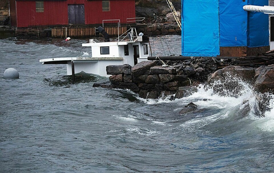 SANK: En båt sank ved kai i Hordaland. Ellers er det meldt om få skader i ekstremværet Aina.