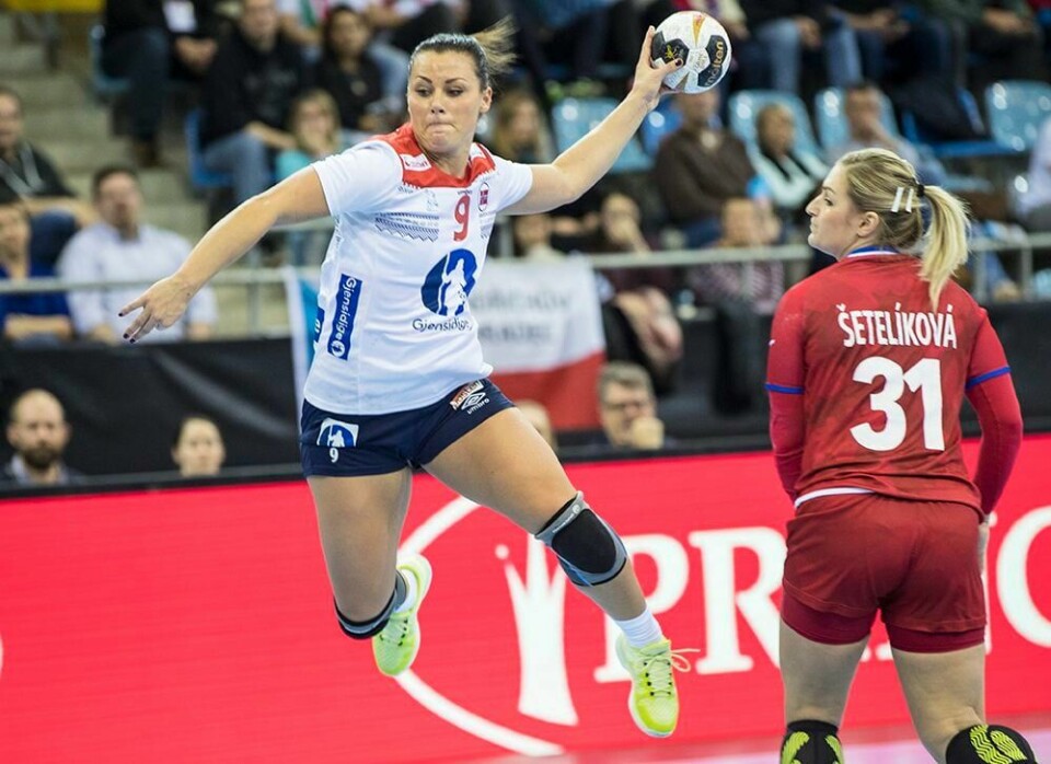 MÅL: Nora Mørk skårer mål mot Tsjekkia. Fredag kveld spiller hun og det norske landslaget mot Sverige.