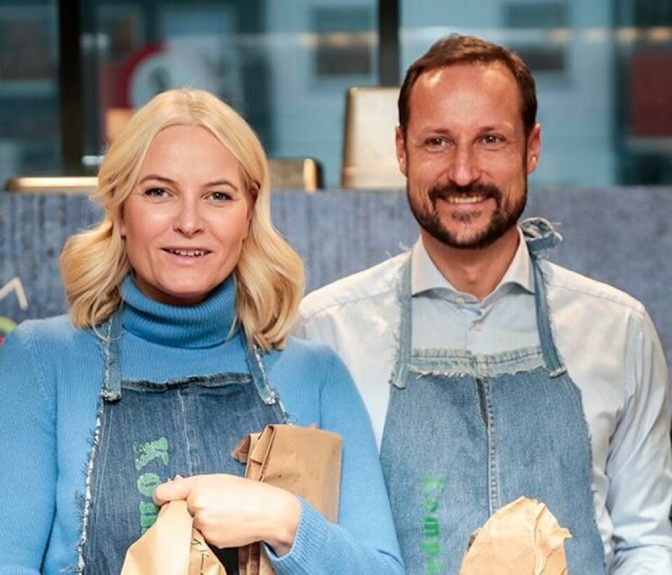 JUL: Kronprins Haakon og kronprinsesse Mette-Marit skal feire jul sammen med folk som har det vanskelig.