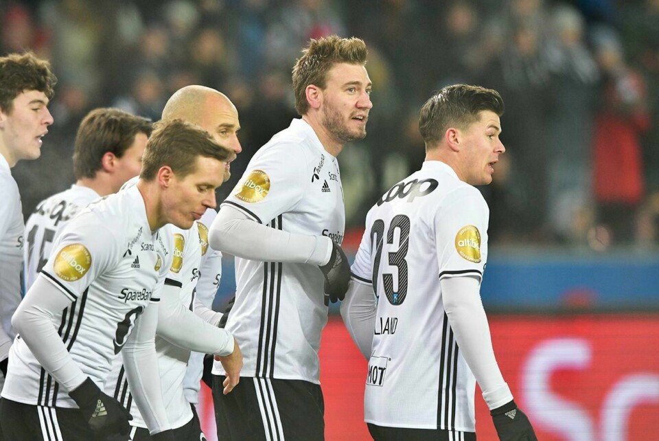 PROTEST: Supporterne vil ikke at spillerne på Rosenborg skal reise til Dubai.