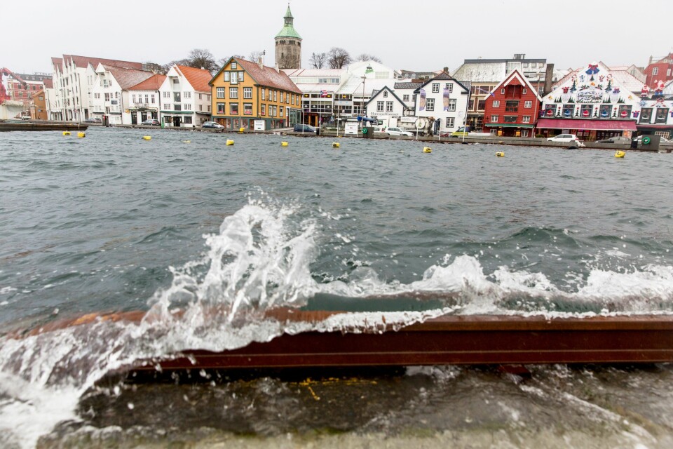 UVÆR: Rogaland og Hordaland får storm torsdag kveld. Det får også Østfold. Bildet er fra Stavanger for fire år siden. Bildet viser bølger som slår inn over land i Stavanger.