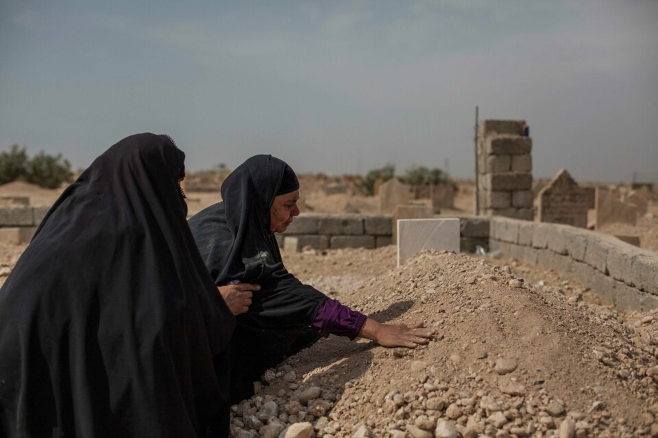 SØRGER: En mor sørger over sin datter på 15 år. Hun og mange andre ble drept i byen Mosul i Irak.
