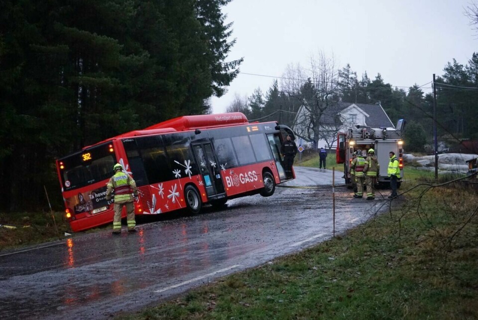 GLATT: En skolebuss skled av veien i Fredrikstad i Østfold. Det skjedde onsdag i forrige uke. Mandag morgen var det også svært glatt på veiene.