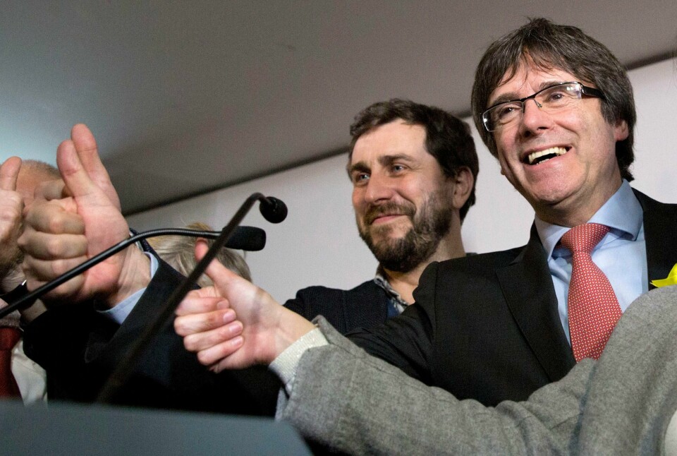 SEIER: Carles Puigdemont (til høyre) var president i Catalonia i Spania. Regjeringen kvittet seg med ham. Nå får han støtte i nytt valg.