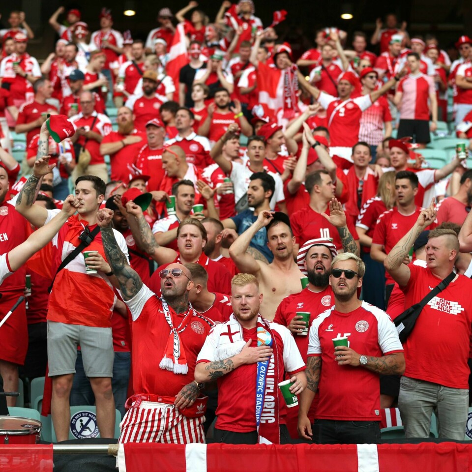 Tusenvis at dansker får muligheten til å se kampen mellom England og Danmark onsdag kveld. Det kommer rundt 8000 dansker på Wembley når Danmark møter England til EM-semifinale onsdag kveld. Foto: Naomi Baker / AP / NTB