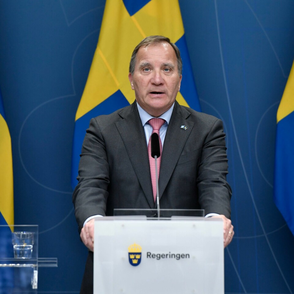 Stefan Löfven kan få en ny sjanse som svensk statsminister. Bildet er av Stefan Löfven. Han står på en talerstol, med tre svenske flagg hengende bak seg. De er blå, med et kult kors. Arkivfoto: Stina Stjernkvist / TT / NTB