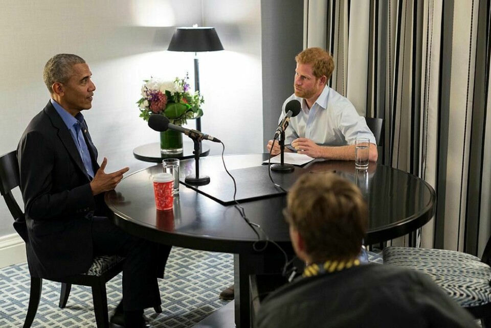 SNAKKET: Prins Harry av Storbritannia (til høyre) snakket med USAs tidligere president Barack Obama.
