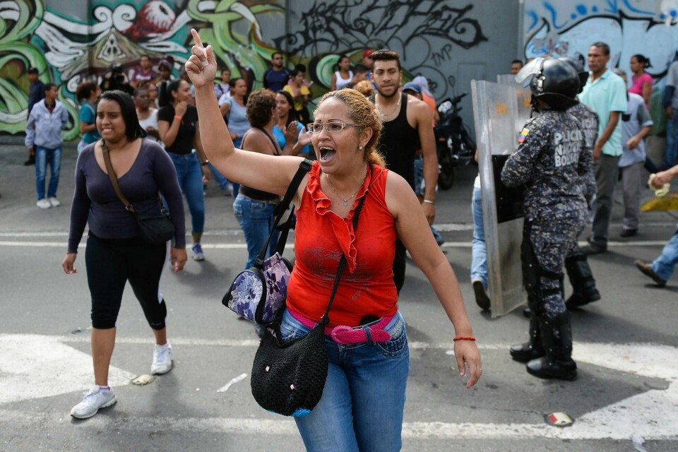 PROTEST: Folk i Venezuela protesterer mot fattigdom og mangel på mat.