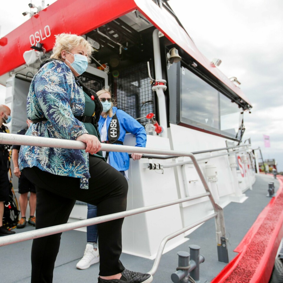 SIKKERHET: Statsminister Erna Solberg var fredag om bord i redningsskøyta i Larvik. Hun ber folk være forsiktige på sjøen og bruke redningsvest. Bildet viser statsminister Erna Solberg om bord på en redningsskøyte i Larvik.