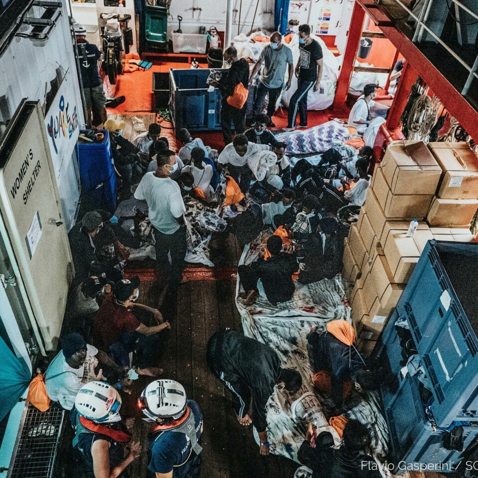 Over 500 migranter er ombord skipet Ocean Viking. De ble reddet fra flere båter i Middelhavet. Nå venter de på lov til å komme til en havn. Bildet er av migranter som er tett på hverandre på skipet Ocean Viking. Foto: Flavio Gasperini / SOS Mediterranee / Reuters / NTB