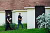 Politiet gjør undersøkelser på Hellerud i Oslo der en kvinne tirsdag morgen ble funnet drept inne i en leilighet. En mann i 20-årene er pågrepet og siktet i saken.Foto: Terje Bendiksby / NTB