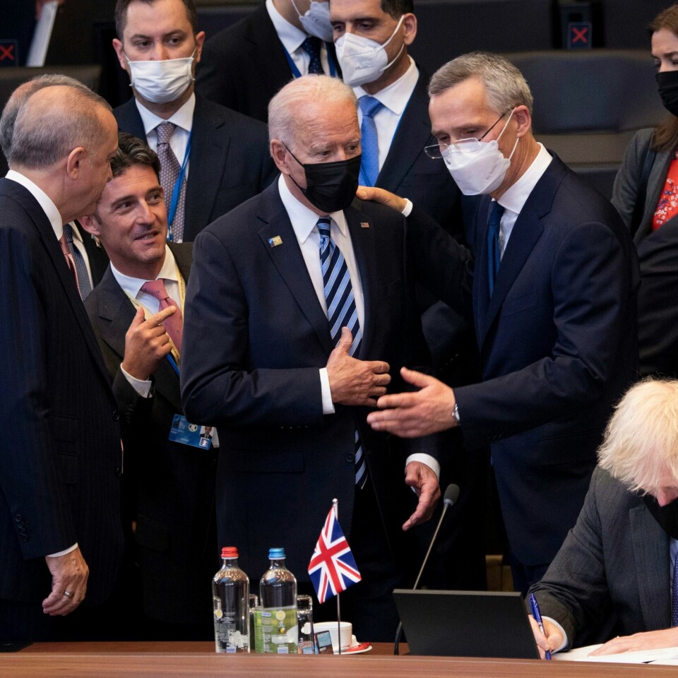 Norske soldater har kriget sammen med vestlige land i Afghanistan i 20 år. Nå er det over. Natos generalsekretær Jens Stoltenberg i samtale med USAs president Joe Biden på Natos toppmøte i Brussel mandag. Foto: AP / NTB