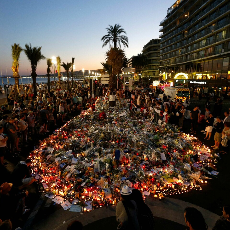 For fem år siden kjørte en 31 år gammel mann inn i en stor folkemengde på nasjonaldagen i Frankrike. Flere tusen mennesker har samlet seg på strandpromenaden i Nice. De står rundt blomster og tente lys for å minnes de døde.
