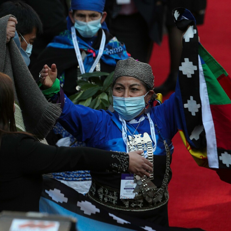 URFOLK: Elisa Loncon takker for tilliten etter at hun ble valgt til president for gruppa som skal lage ny grunnlov i Chile. Elisa Loncon takker for tilliten etter at hun ble valgt til president for Chiles grunnlovsgivende forsamling. Foto: Esteban Felix / AP / NTB